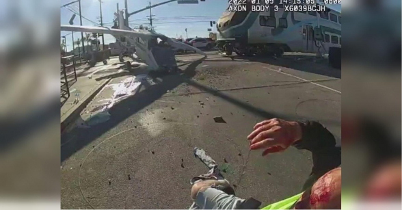 Полиция Лос-Анджелеса спасла пилота за секунду до столкновения с поездом