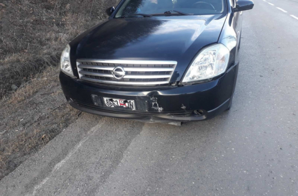 Азербайджанцы на участке дороги в Шуши забросали камнями армянский автомобиль