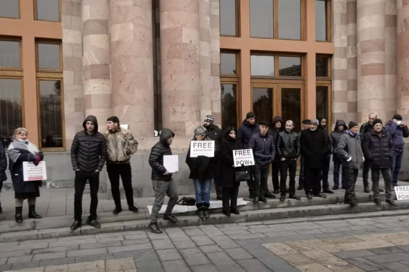 Акция родственников военнопленных из Ширакского марза перед зданием Правительства РА (прямой эфир)