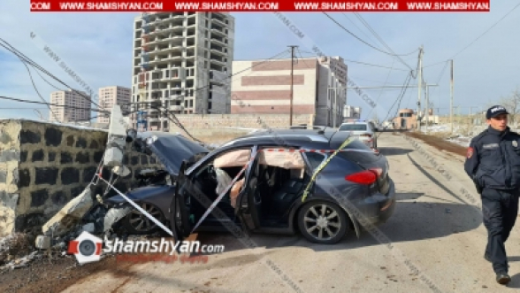 Երևանում բախվել են Renault-ն ու Infiniti-ն, վերջինս էլ տապալել է բետոնե էլեկտրասյունը, կա վիրավոր