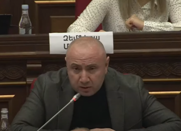 Անդրանիկ Թևանյանի առաջարկով ԱԺ-ն հոտնկայս հարգեց Վարդենիսում «Խաղաղության դարաշրջանի» զոհերի հիշատակը (տեսանյութ)