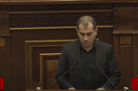 Родственник Анны Акопян запинаясь принес депутатскую присягу (видео)