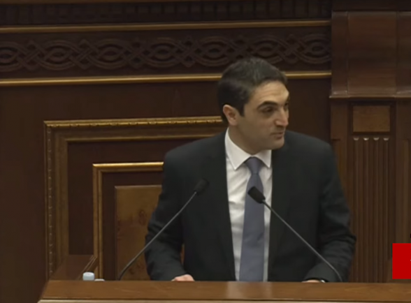 В ходе представления законопроекта Акоп Симидян отличился неадекватным поведением (видео)