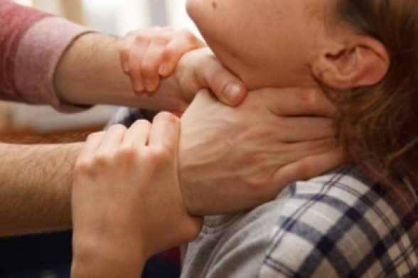 Լոռու մարզում կասկածյալը փորձել է խեղդամահ անել կնոջը, ապա հափշտակել է նրա  բջջային հեռախոսն ու դիմել փախուստի