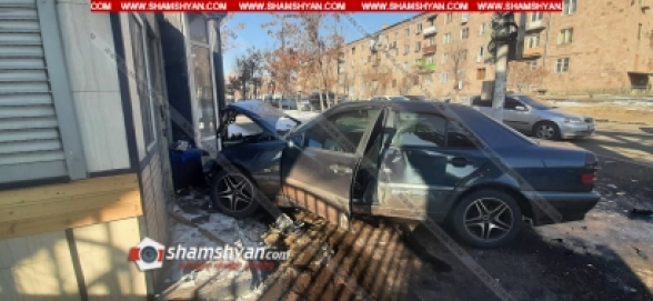 Երևանում բախվել են Nissan-ն ու Mercedes-ը, վերջինս էլ, հայտնվելով մայթին, բախվել է կրպակին