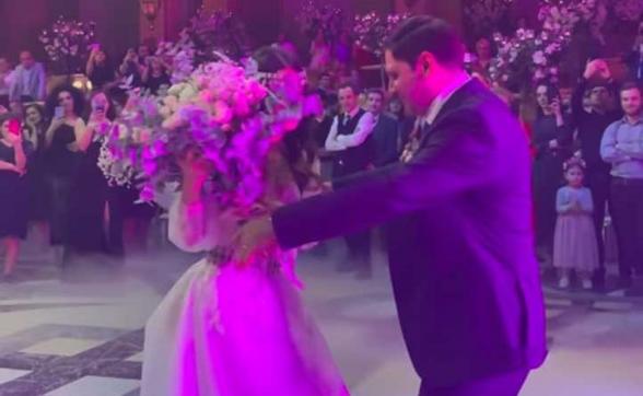 Дорогостоящая свадьба в «ответственный и трудный период»