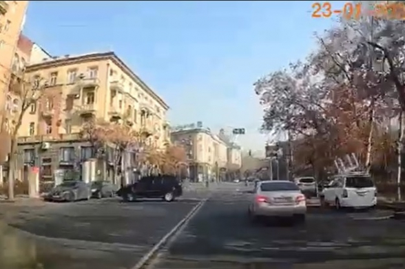 ԱԺ նախագահ Ալեն Սիմոնյանի ծառայողական մեքենաները կոպտորեն խախտում են ՃՏՊ կանոնները