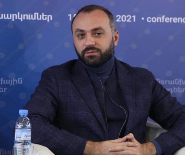 Առողջապահության վայ-նախարարը իր վայ-կոլեգայի հարսանիքին նույն անբովանդակ ջանասիրությամբ համավարակի կանոններ պահպանման կոչեր անում էր