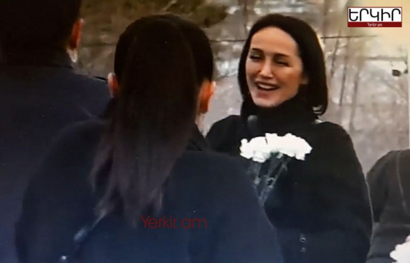 Ծամոններով, քրքջալով ու հռհռալով. ՔՊ-ականները Եռաբլուրում են (տեսանյութ)