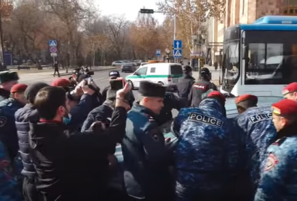 Полицейские задержали водителей, протестующих против подорожания автострахования (видео)