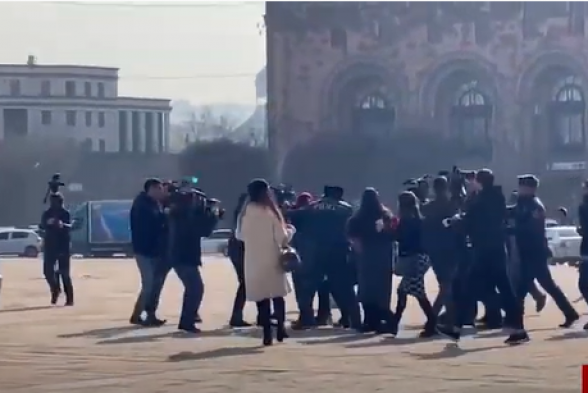 На площади Республики полицейских было больше, чем участников акции протеста (видео)