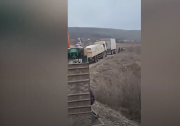 Մարտակերտի շրջանի բնակիչները փակել են ադրբեջանական ռազմական տեխնիկայի շարասյան ճանապարհը (տեսանյութ)