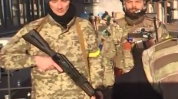 Пока Порошенко угрожал России, его охранник уронил магазин от автомата