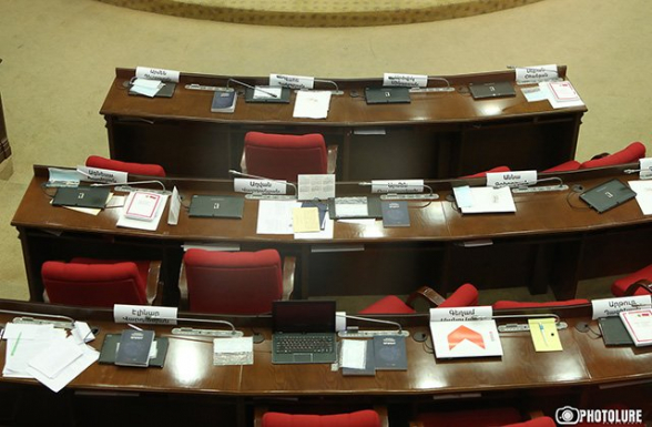 Ընդդիմադիրները լքեցին ԱԺ նիստերի դահլիճը՝ ՀՀ նախագահի թեկնածության քննարկման ժամանակ (տեսանյութ)
