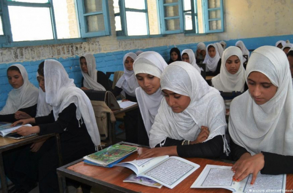Талибы запретили девочкам средних и старших классов посещать школы
