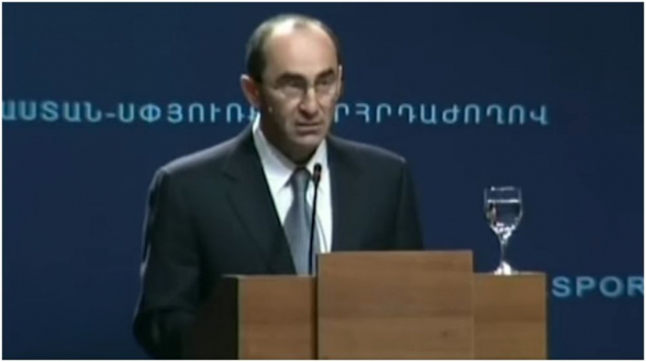 Выступление Роберта Кочаряна на форуме Армения-Диаспора в 2002 году (архивное видео)