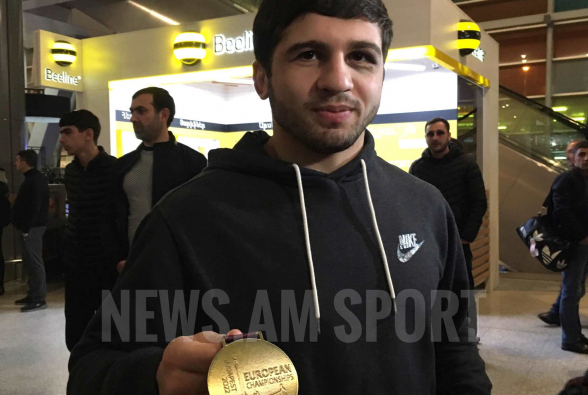 Чемпиона Европы Малхаса Амояна встретили в аэропорту живой музыкой