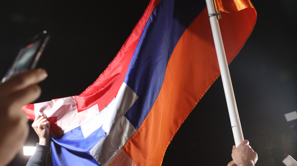 Հանրահավաքի մասնակիցները փակեցին Ֆրանսիայի հրապարակի մուտքերը և տեղադրեցին Արցախի դրոշը (տեսանյութ)