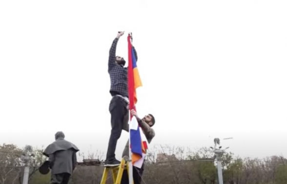Ֆրանսիայի հրապարակում պղծումից հետո կրկին տեղադրվեց Արցախի դրոշը (տեսանյութ)