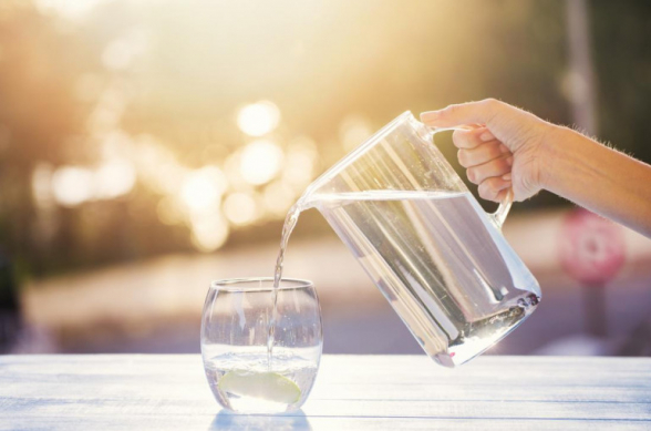 Մասնագետը նշել է՝ օրական որքան ջուր է հարկավոր խմել և ինչ խնդիրներ կարող են ի հայտ գալ ջրի չարաշահման դեպքում