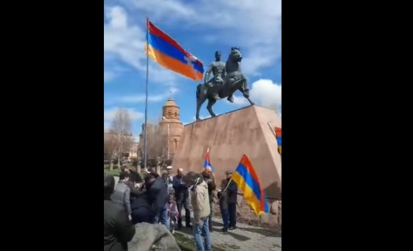 Գյումրիի Անդրանիկ Զորավարի պուրակում տեղադրվեց Արցախի դրոշը (տեսանյութ)
