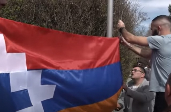 Էջմիածնում ևս ծածանվեց Արցախի դրոշը (տեսանյութ)