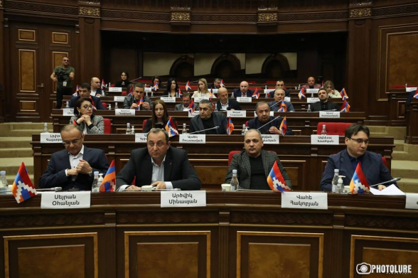 Оппозиция установила в парламенте флаги Арцаха и бойкотировала заседание НС (видео)