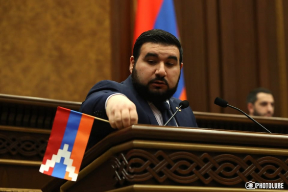 Флаг Арцаха действует на считающих себя властью людей как красная тряпка на быка