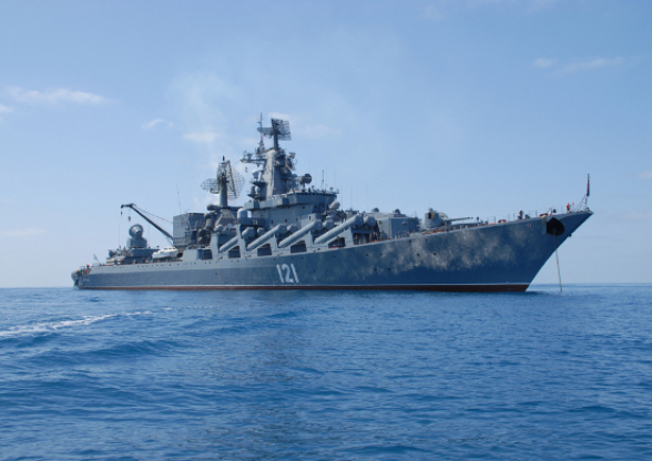 Очаг возгорания на крейсере «Москва» локализован, судно сохраняет плавучесть – МО РФ