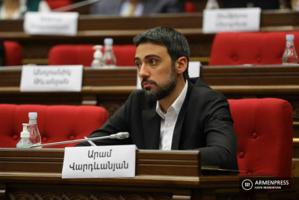 Члены ГД, постоянно объясняющиеся друг другу в любви, не выражают мнение общественности – Арам Вардеванян (видео)