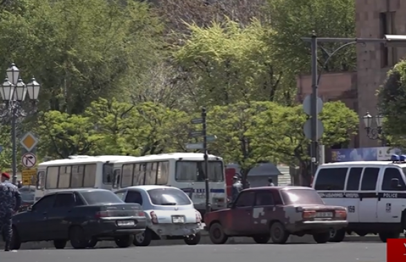Ավտոբուսներ, ոստիկանական խմբեր՝ պետական կառույցների մոտ (տեսանյութ)