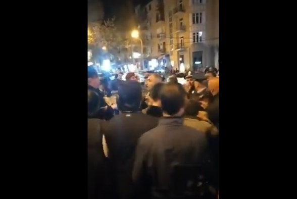 Քաղաքացիները փակել էին Ազատության հրապարակի հարակից փողոցը․ ոստիկանների հետ քաշքշուկ տեղի ունեցավ (տեսանյութ)