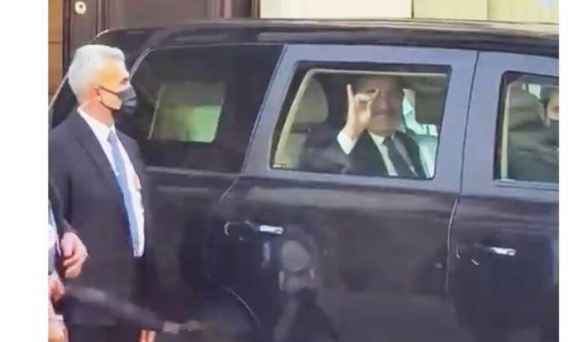 Чавушоглу показал потомкам жертв Геноцида армян жест «серых волков»