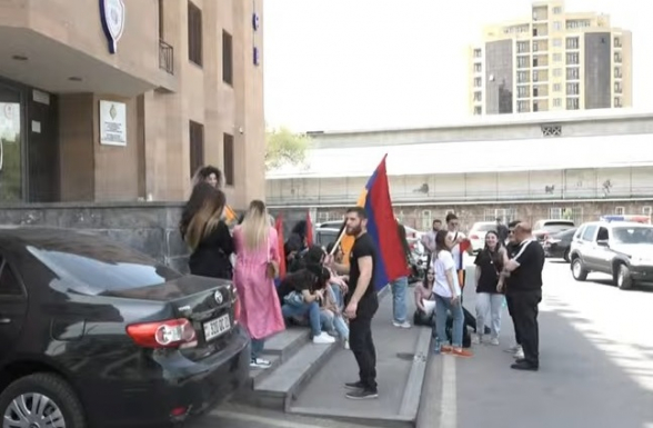 Акция протеста представителей молодежи перед отделением полиции (видео)