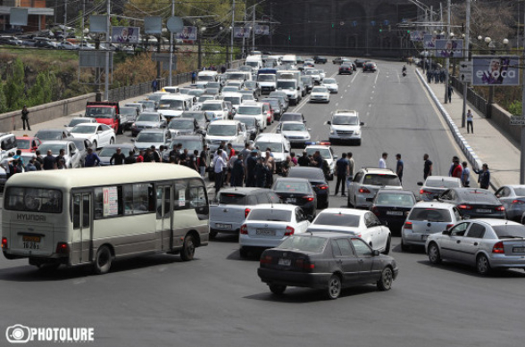 Группа граждан перекрыла мост Победы в Ереване (видео)