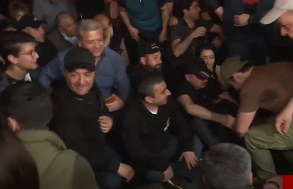 «Դիմադրություն» շարժման բազմամարդ երթը ամբողջությամբ նստեց փողոցի կենտրոնում՝ որպես բողոքի նշան ապօրինի ձերբակալությունների դեմ (տեսանյութ)