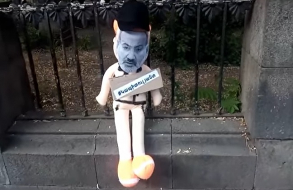 Чучела предателя в различных частях города, в том числе у здания НС (видео)