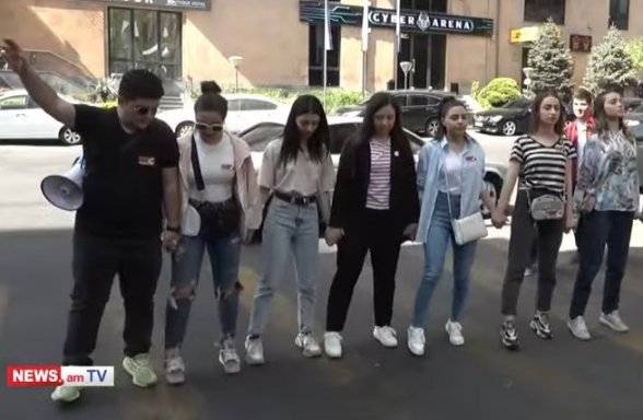 Երիտասարդներն ակցիա էին իրականացնում բուհերում․ նրանց բերման ենթարկեցին (տեսանյութ)