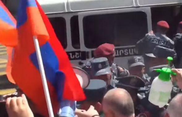 Напряженная обстановка на площади Республики: митингующих подвергли приводу (видео)