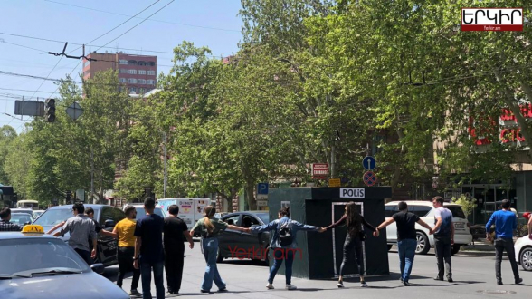 Члены Движения сопротивления перекрыли перекресток в центре Еревана