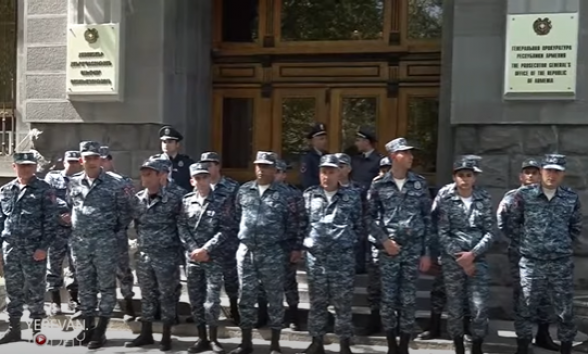Родственники погибших солдат собрались у здания Генпрокуратуры РА (видео)