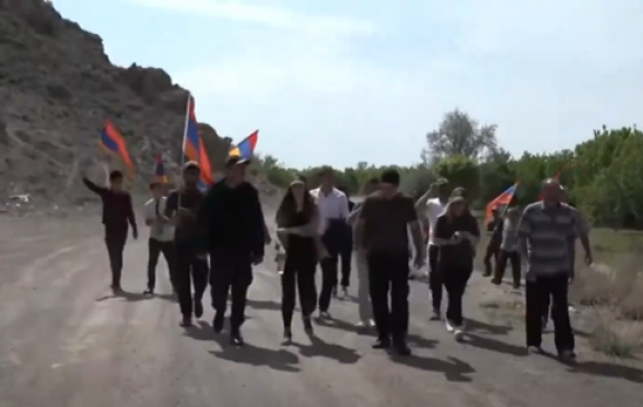 Граждане направляются шествием из Тигранашена в Ереван (видео)