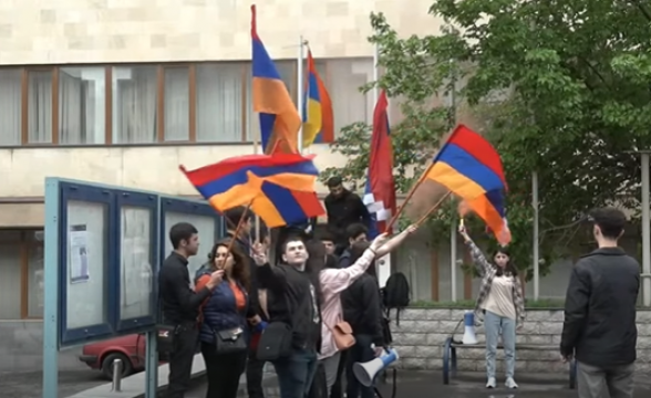 «Проснись, лао!»: шествие представителей Движения сопротивления в Ереване (видео)