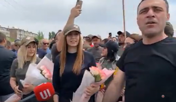 Միացո՛ւմ, պայքա՛ր, հաղթանա՛կ. Արտաշատ քաղաքում երթի մասնակիցներին դիմավորեցին ծաղիկներով (տեսանյութ)