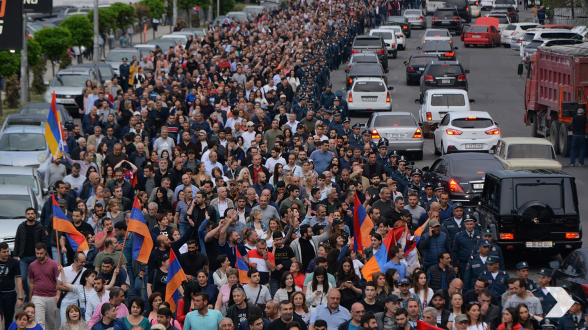 Шествие Движения сопротивления от памятника Араму Манукяну (видео)