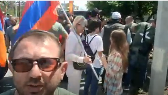 «Դիմադրություն» շարժման անդամներին Էջմիածնում աղ ու հացով դիմավորեցին (տեսանյութ)