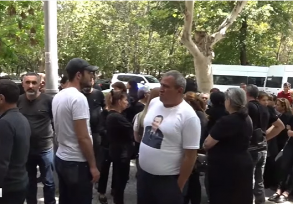 Акция протеста родителей погибших военнослужащих перед зданием Генпрокуратуры (видео)