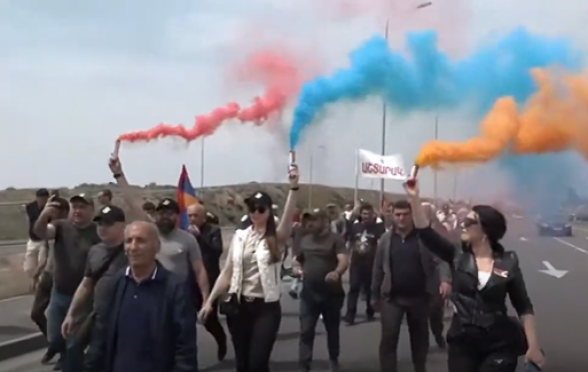 «Հայոց եռագույնը` երկնքում». քաղաքացիները քայլերթով շարժվում են Ֆրանսիայի հրապարակ (տեսանյութ)