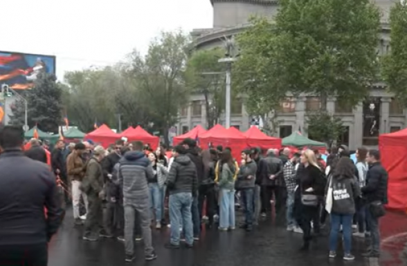 Утро на площади Франции в Ереване (видео)