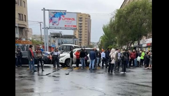 Члены студенческого союза АРФД «Никол Агбалян» перекрыли перекресток улиц Алек Манукян-Вардананц (видео)